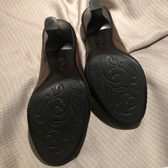 Strictly Comfort featuring memory foam, leather - Picture 4 of 8